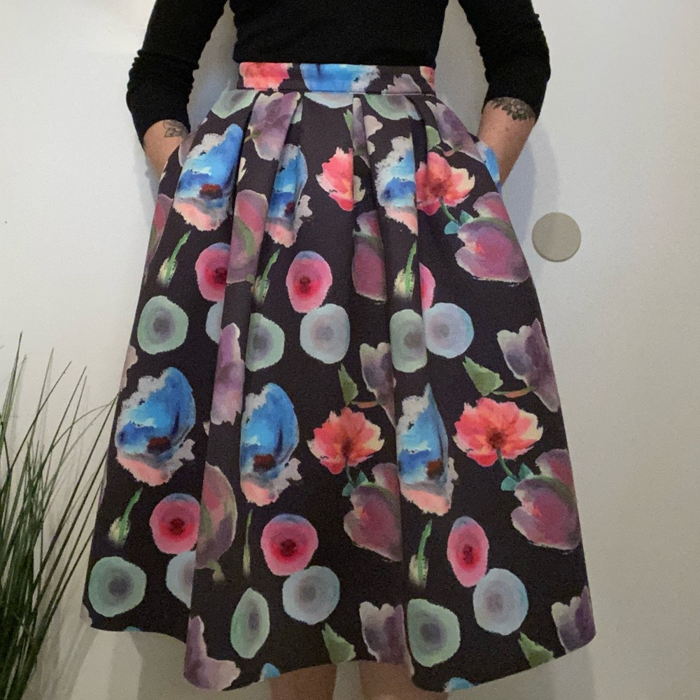 Fun, chic skirt with “scuba” like fabric.